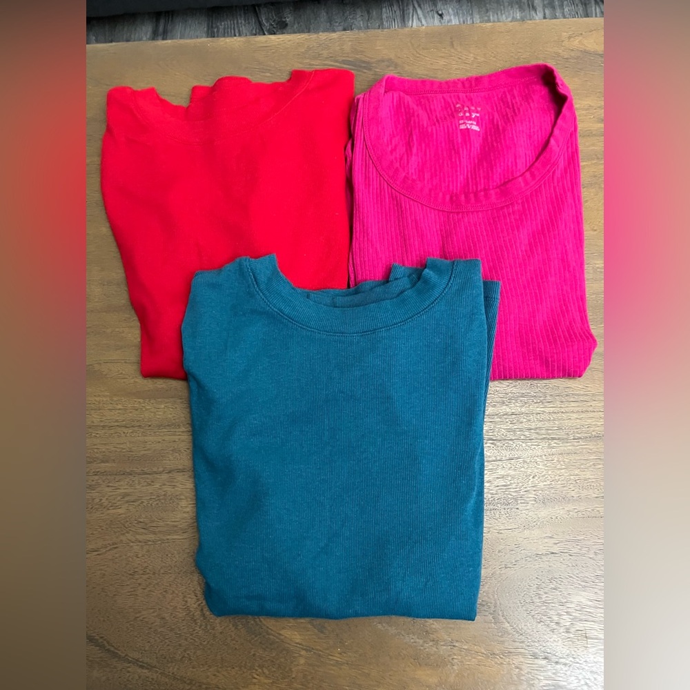 (3)Ribbed short sleeve shirts. Size XXL.Red, green and pink.